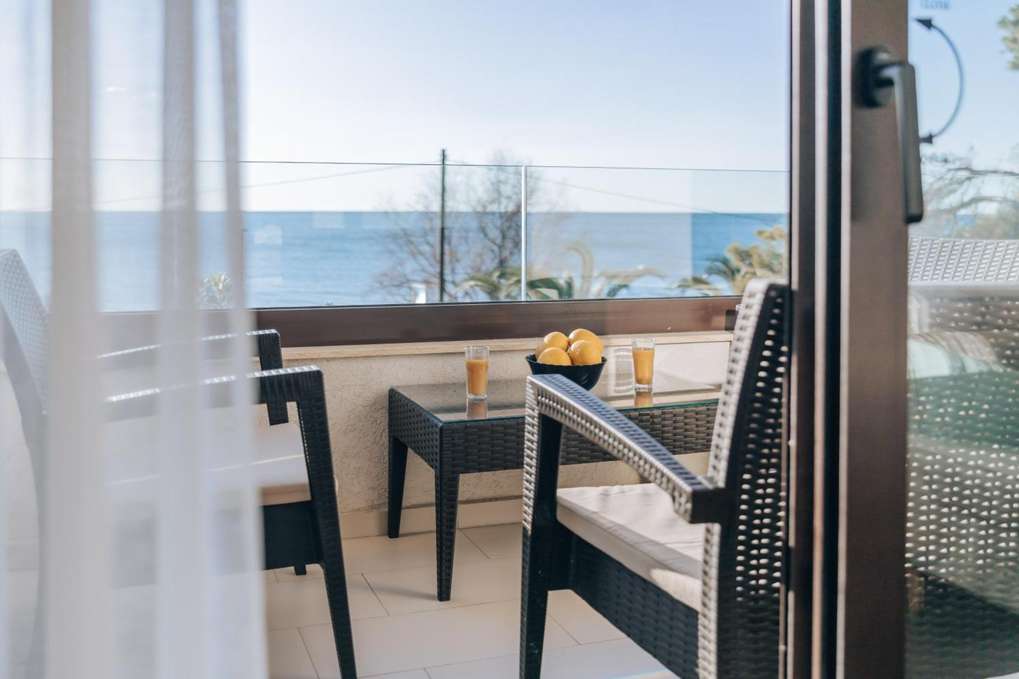 Apartments Kuce Lekovica Beach & Snack Bar- Bistro Chambre photo