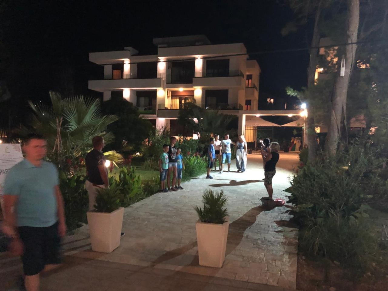 Apartments Kuce Lekovica Beach & Snack Bar- Bistro Extérieur photo